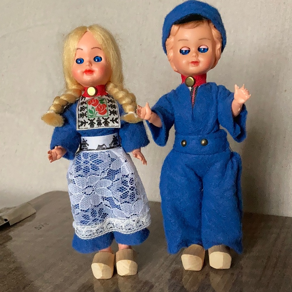 Vintage pair of ethnic Dutch dolls